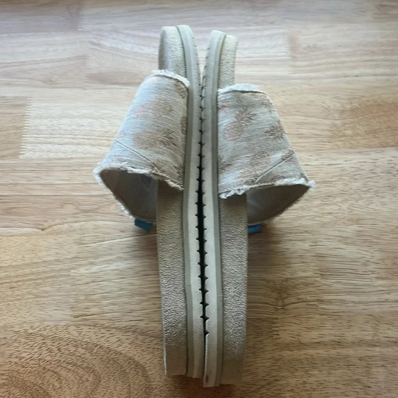 TOMS π Sandals - Picture 7 of 7